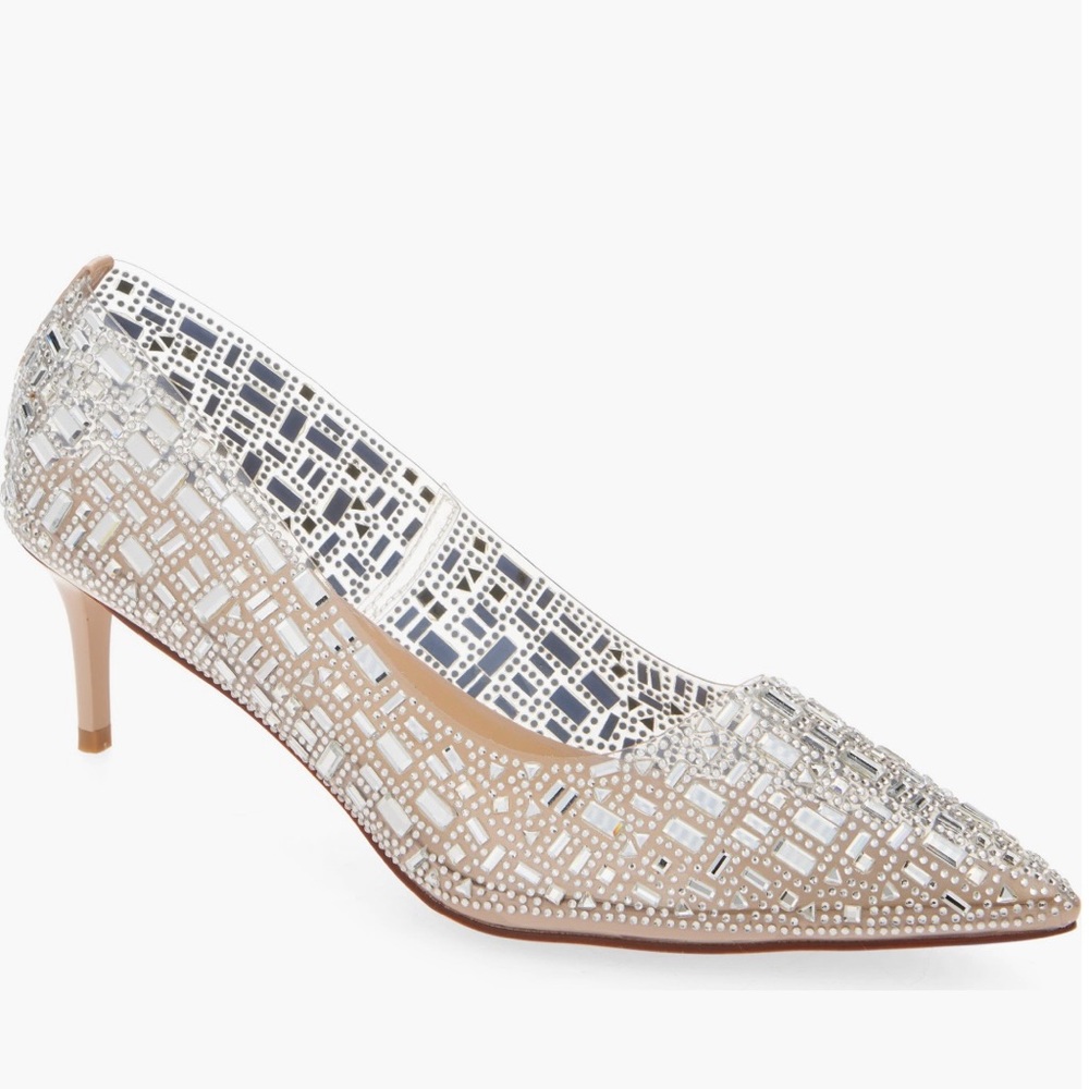 Elegant Silver Women's Pumps with glistening stone